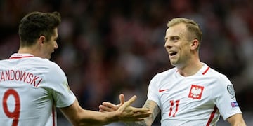 Poland's Robert Lewandowski, left, congratulates teammate Kamil Grosicki after scoring a goal during their World Cup Group E qualifying soccer match between Poland and Montenegro at the National Stadium in Warsaw, Poland, Sunday, Oct\u002E 8, 2017\u002E (AP Photo/Alik Keplicz) varsovia polonia Robert Lewandowski Kamil Grosicki eliminatorias campeonato mundial 2018 futbol futbolistas partido seleccion polonia Montenegro