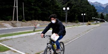 Imagen archivo\u002E Un joven circula en bicicleta con una mascarilla en la ciudad de Epuyen afectada por el Hantavirus\u002E (AP Photo/Gustavo Zaninelli)\u002E