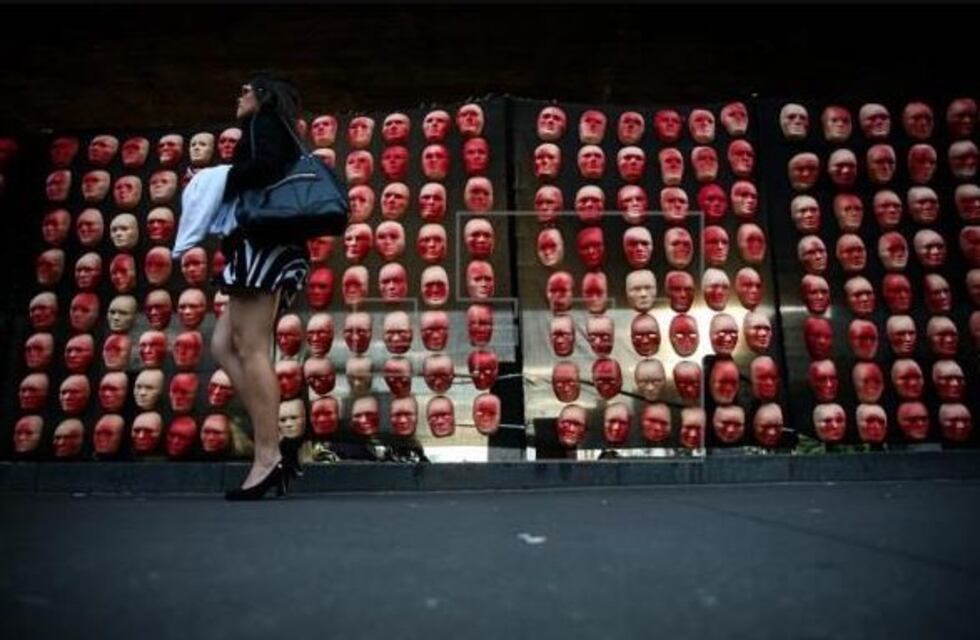 Colgaron 595 máscaras rojas en un museo para pedir la renuncia de Temer
