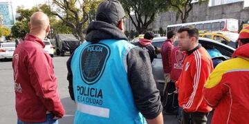 Capturaron a revendedores en las inmediaciones del Monumental\u002E (Policía de la Ciudad)\u002E