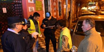 La Policía notificó a los naranjitas en distintos sectores de la ciudad donde trabajan, como en Güemes, en la zona del Paseo de las Artes\u002E