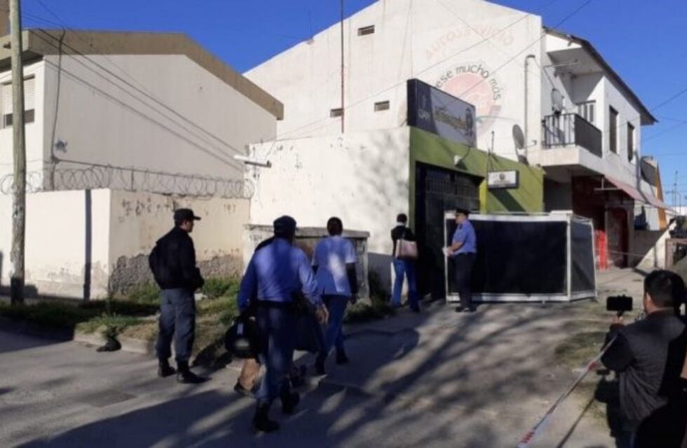 Conmoción en Neuquén por la aparición de un cadáver en una vereda