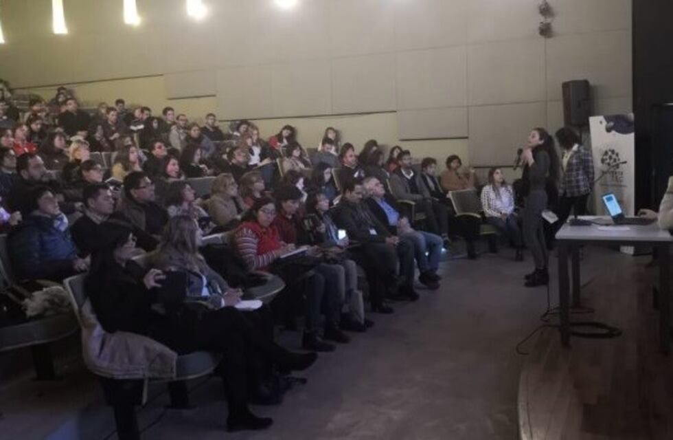 Docentes se capacitaron sobre la plataforma Mendogrammers