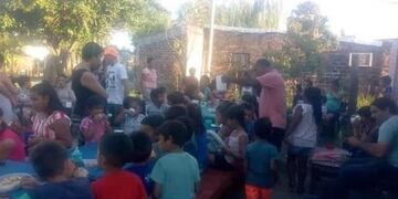 Más de cien niños son alimentados por el merendero \