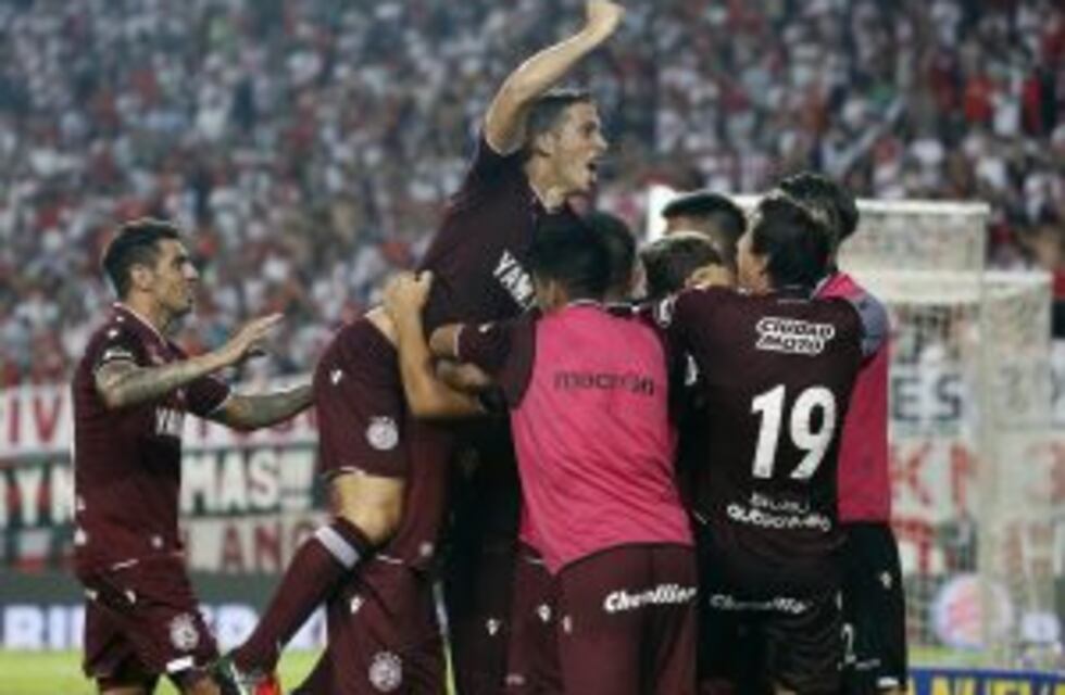 Lanús goleó 3-0 a River y se consagró campeón de la Supercopa Argentina