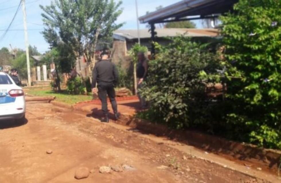 Cortó el tránsito en una calle y amenazó a los vecinos con un arma