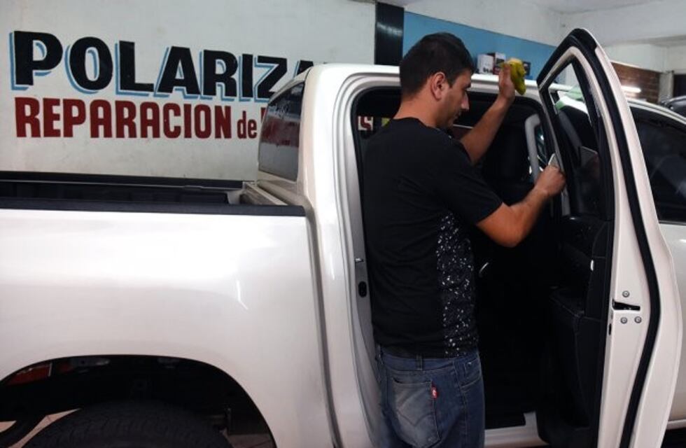 Costosas multas para quienes lleven los vidrios polarizados