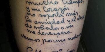 Se tatuó la carta de La Mona Jiménez en su cuerpo\u002E