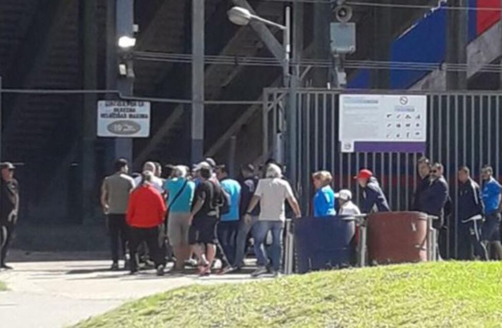 La barra brava de San Lorenzo ingresó a la práctica a "hablar" con los jugadores
