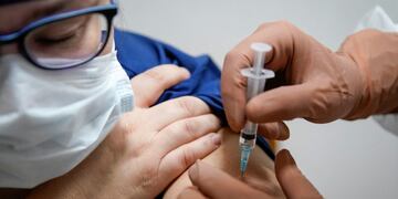 Un médico recibe la \