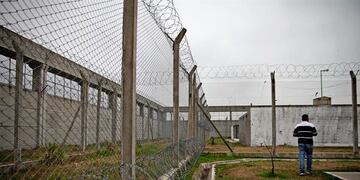 No existe una ley que prohíba usar celulares en los penales\u002E