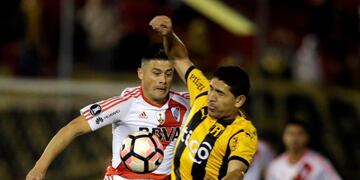Football Soccer - Paraguay’s Guarani v Argentina’s River Plate – Copa Libertadores - Defensores del Chaco stadium, Asuncion, Paraguay – July 4, 2017\u002E Guarani’s Luis Cabral (R) and River Plate’s Jorge Moreira in action\u002E REUTERS/Jorge Adorno asuncion paraguay campeonato torneo copa libertadores 2017 futbol futbolistas partido guarani river plate