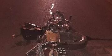 El motociclista quedó atrapado y está muy grave\u002E