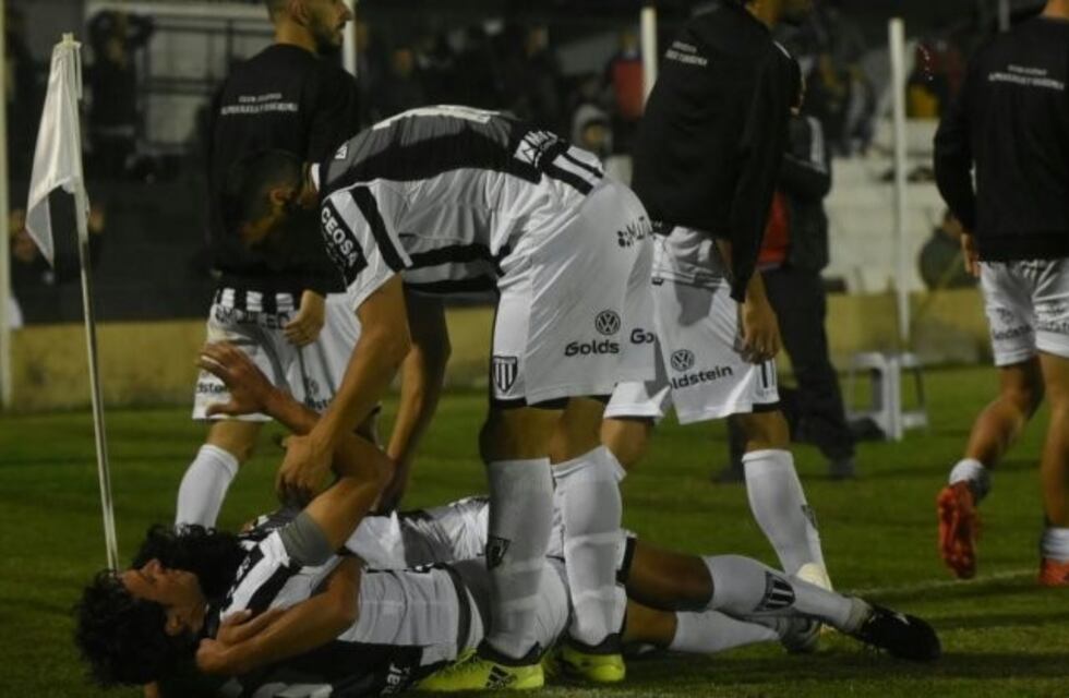 El Lobo goleó a Dep. Madryn y se metió en semifinales del Federal A