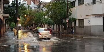 En la ciudad se registraron varias calles anegadas, como en la zona de Paraguay y Tucumán\u002E (Vía Rosario)