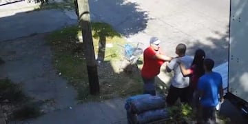 Un repartidor y un comerciante chino se pelearon por un chiste en relación al Coronavirus (Web)