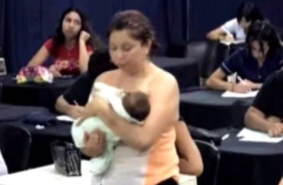 Enorme gesto: alzó al bebé de su alumna para que terminara el examen