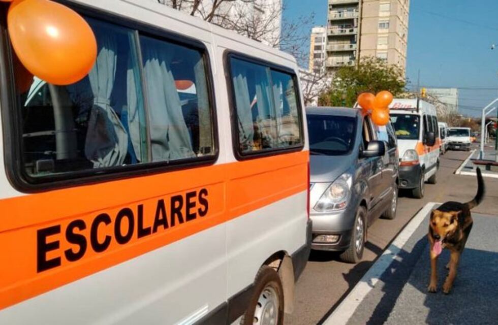 Caravana de protesta en Santa Rosa de transportes escolares que reclaman ayuda