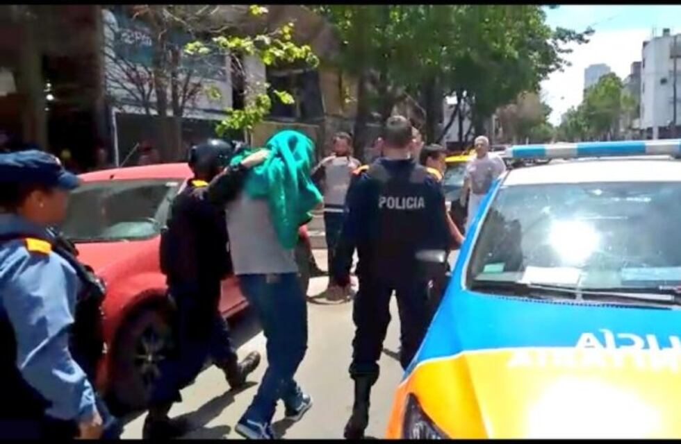 Le robó a un taxista, fue perseguido por vecinos y se escondió en una pensión