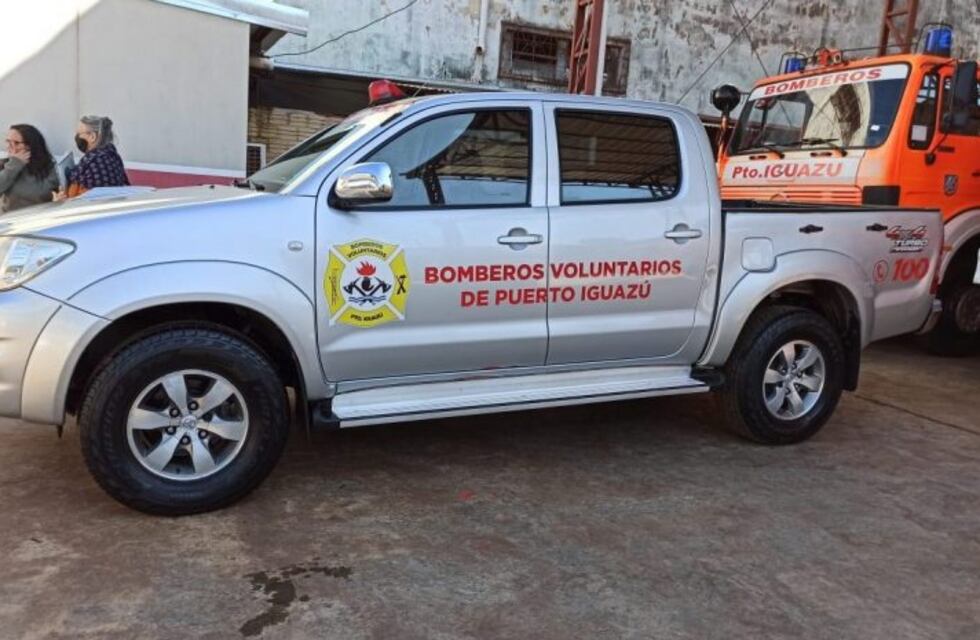 Bomberos voluntarios de Iguazú recibieron otra camioneta recuperada del delito