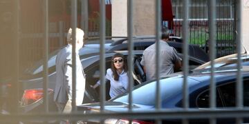 BAS01. BUENOS AIRES (ARGENTINA), 06/03/2017.- La hija de los expresidentes Cristina y Nu00e9stor Kirchner, Florencia, llega hoy, lunes 6 de marzo de 2017, a los tribunales federales de Retiro, en Buenos Aires (Argentina), junto a su abogado Carlos Beraldi y a