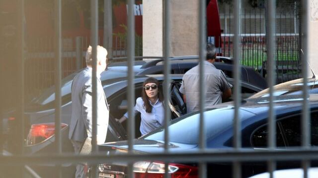 BAS01. BUENOS AIRES (ARGENTINA), 06/03/2017.- La hija de los expresidentes Cristina y Nu00e9stor Kirchner, Florencia, llega hoy, lunes 6 de marzo de 2017, a los tribunales federales de Retiro, en Buenos Aires (Argentina), junto a su abogado Carlos Beraldi y a