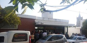 La Calera: vecinos a la espera de la apertura de las puertas del colegio Sarmiento