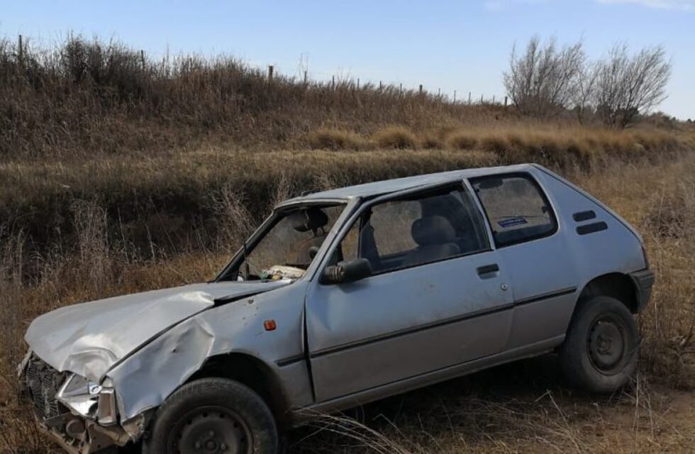 Una mujer herida luego de volcar con su auto en un camino rural