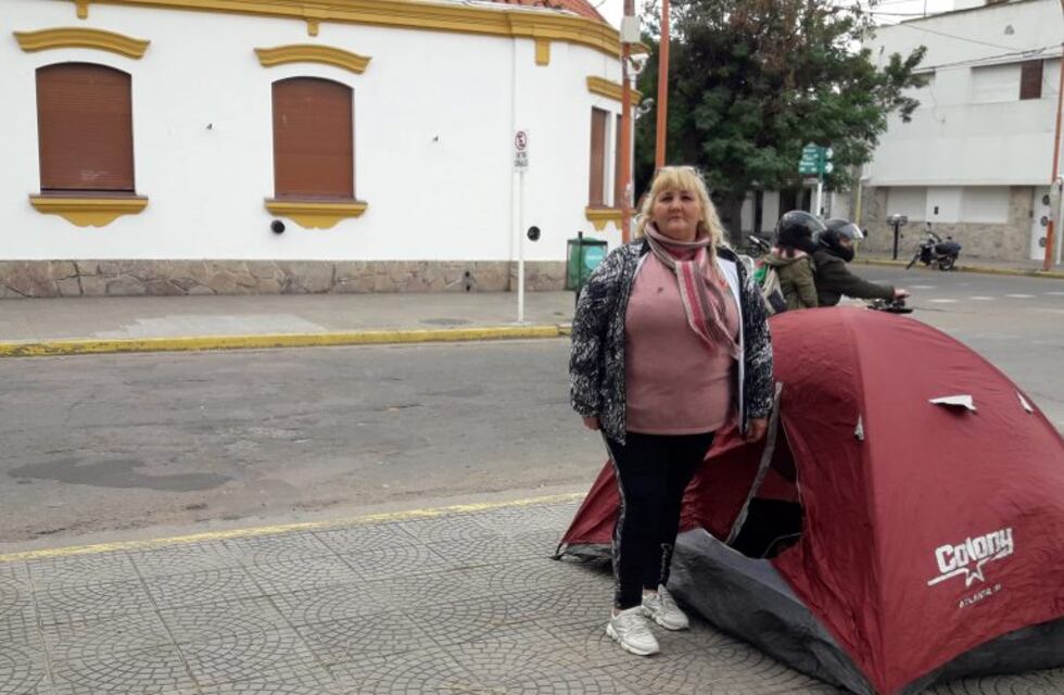 Acampe frente al municipio: "Están dejando morir a mi esposo"