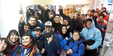 Los fanáticos pasaron la noche haciendo fila para obtener una entrada\u002E