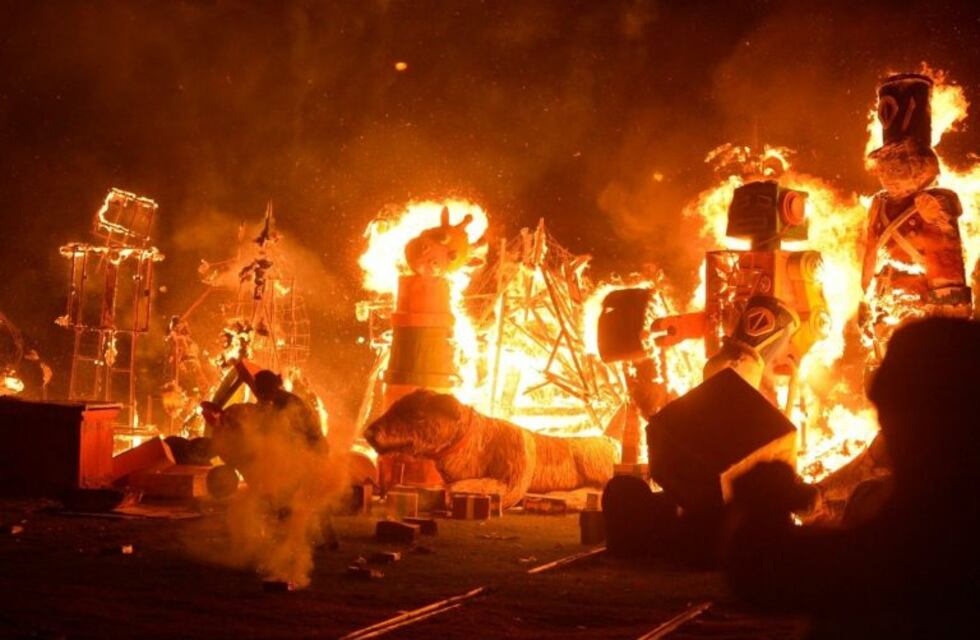 La Plata recibió el año con la tradicional quema de muñecos: las mejores imágenes