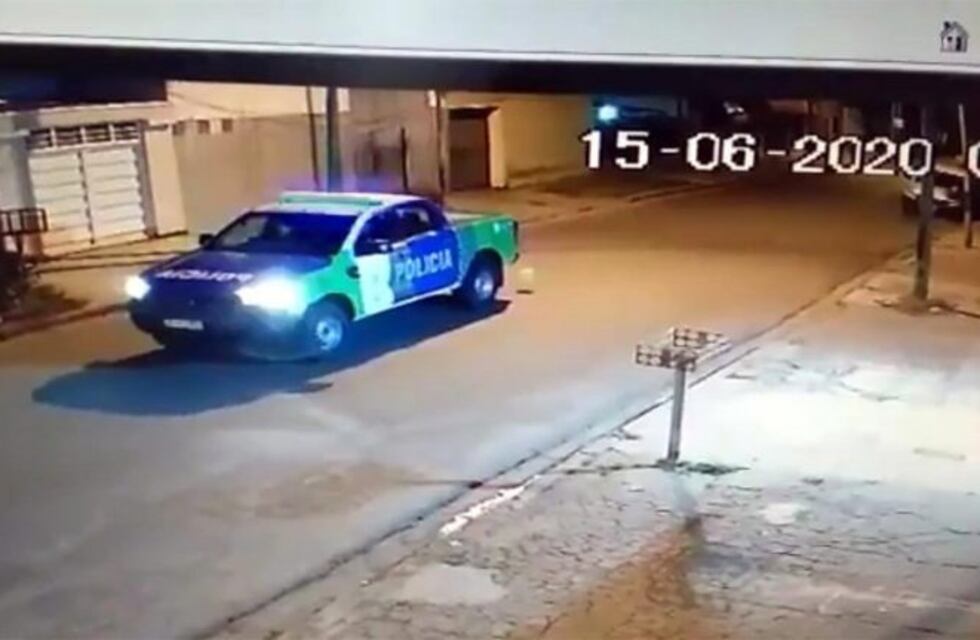 Efectivos de la Policía bonaerense quisieron pinchar un globo con un patrullero