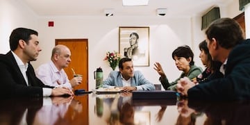 Mercedes Marcó del Pont en Misiones con el gobernador Oscar Herrera Ahuad, el ministro de Hacienda Adolfo Safrán y otros funcionarios\u002E (Twitter)