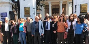 Con un abrazo simbólico se suman al apoyo de la crítica situación de las Universidades Nacionales