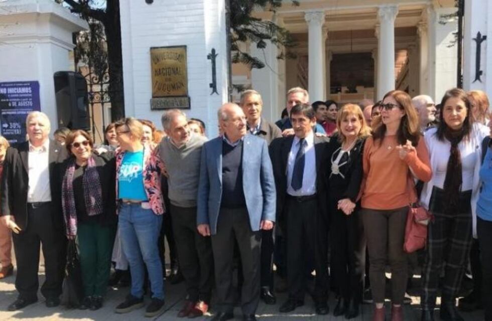 Con un abrazo simbólico se suman al apoyo de la crítica situación de las Universidades Nacionales