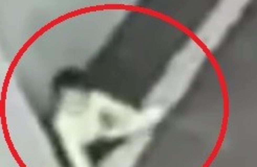 De terror: una mujer abandonó un bebé en un estacionamiento