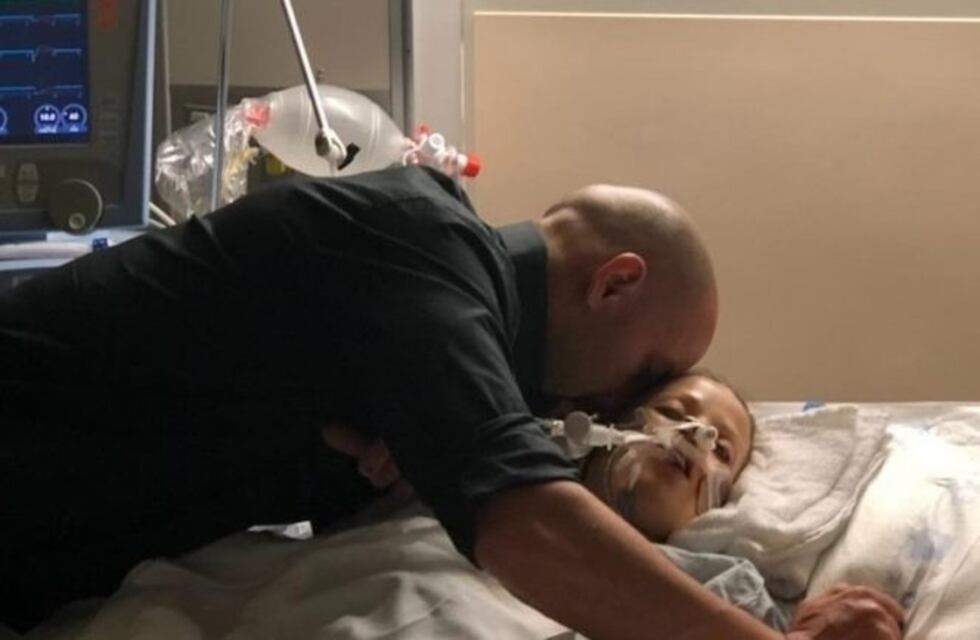 Para pedir justicia publicó en Facebook las fotos de su mujer y su bebé en el ataúd