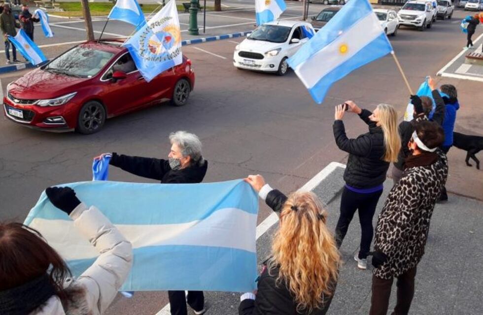 Banderazo en Santa Rosa de opositores protestando contra el Gobierno nacional