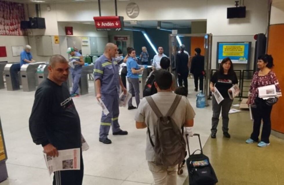 En el tercer día de protesta en el subte, liberaron molinetes en la estación Rosas