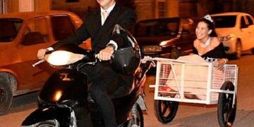 Victoria en el carrito de su abuelo (Web)