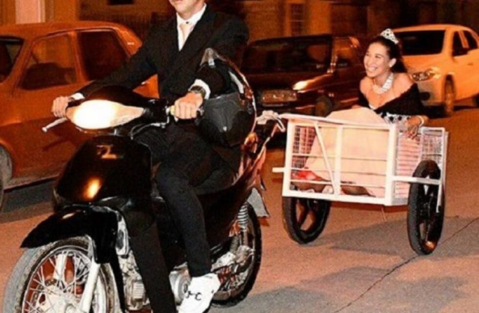 ¡Emocionante! Llegó a su fiesta de 15 en el carrito que su abuelo usaba para trabajar