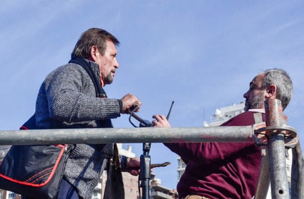 Armado con un cuchillo amenazó a los locutores en el desfile del Día de la Bandera