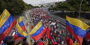Supporters of Venezuelan President Nicolas Maduro take part in a pro-government May Day rally in Caracas on May 1, 2019\u002E - Pro- and anti-government rallies are taking place in Venezuela, a day after violent clashes erupted in the capital following opposition leader Juan Guido's call on the military to rise up against Maduro, who claimed the insurrection had failed\u002E (Photo by Juan BARRETO / AFP)