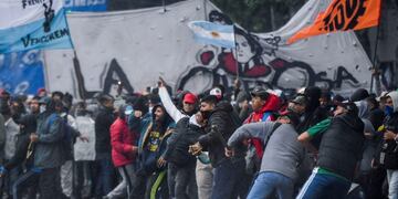 Demonstrators throw stones at riot police outside the Congress while Argentine Deputies began the discussion on the government’s austere 2019 budget, in Buenos Aires on October 24, 2018\u002E - Argentinian Deputies Chamber carries out the first debate of the 2019 budget, with the purpose of achieving the fiscal balance agreed with the International Monetary Fund (IMF), but rejected by unions and social movements that called protest demonstrations\u002E (Photo by EITAN ABRAMOVICH / AFP)