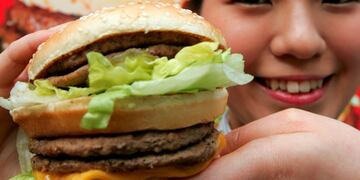 A McDonald's employee displays a Mega Mac burger at a McDonald's outlet in Tokyo April 5, 2007. REUTERS/Toshiyuki Aizawa/File Photo japon tokio hamburguesa Big Mac de mcdonalds comida rapida