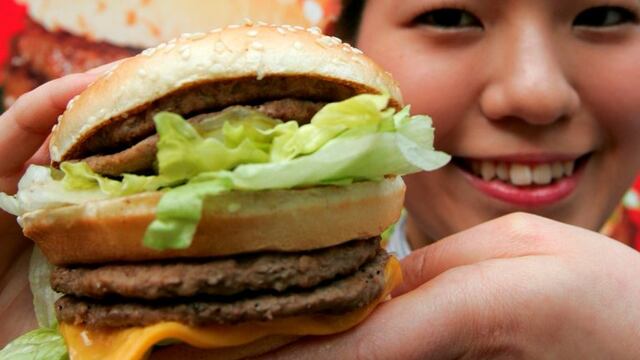 A McDonald's employee displays a Mega Mac burger at a McDonald's outlet in Tokyo April 5, 2007. REUTERS/Toshiyuki Aizawa/File Photo japon tokio hamburguesa Big Mac de mcdonalds comida rapida