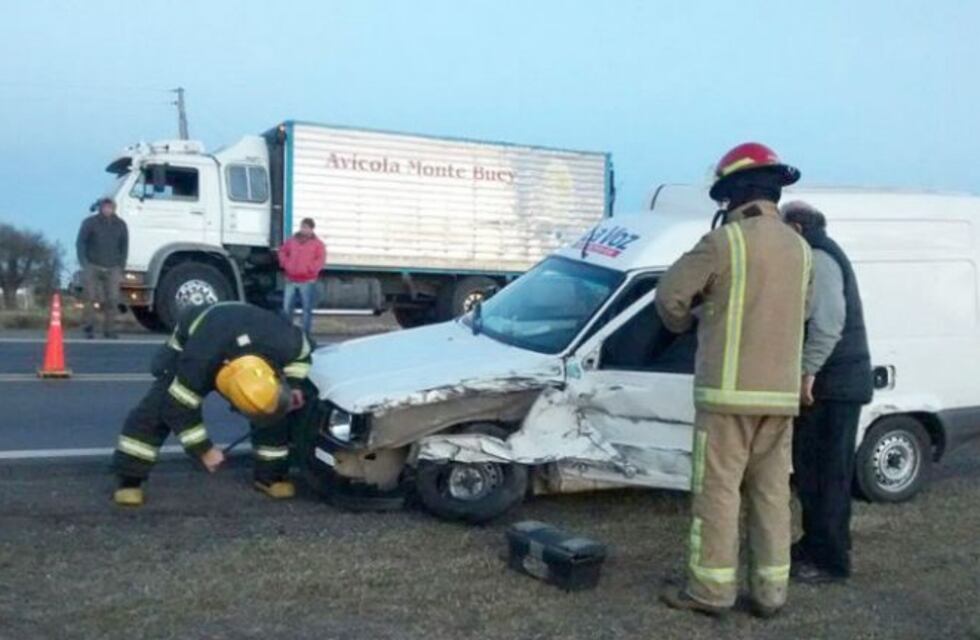 Ruta 8: el roce entre un camión y un utilitario solo provocó daños materiales