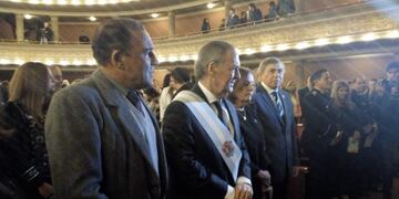 El Gobernador Schiaretti, el viceintendente Felipe Lábaque y el Ministro de Gobierno, Carlos Massei; parte de las autoridades presentes en el Teatro Real\u002E
