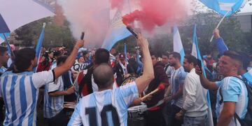 Hinchas argentinos sostienen bengalas de humo el 03/06/2018 en Barcelona, España\u002E Una gran cantidad de personas entonaron cánticos en la puerta del Hotel Reina Sofía, donde se encuentra alojado el equipo argentino para realizar sus entrenamientos en el complejo deportivo del club Barcelona\u002E Foto: Cezaro De Luca/dpa +++ dpa-fotografia +++ barcelona españa banderazo de hinchas argentinos futbol apoyo a la seleccion argentina
