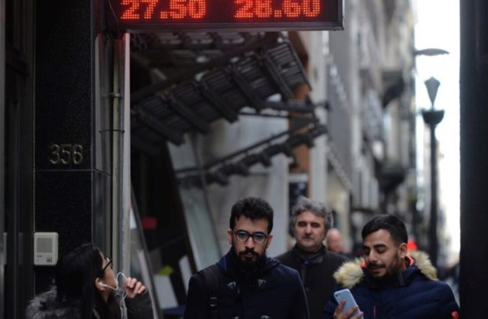 El dólar abrió la semana en baja y cotizó a $28